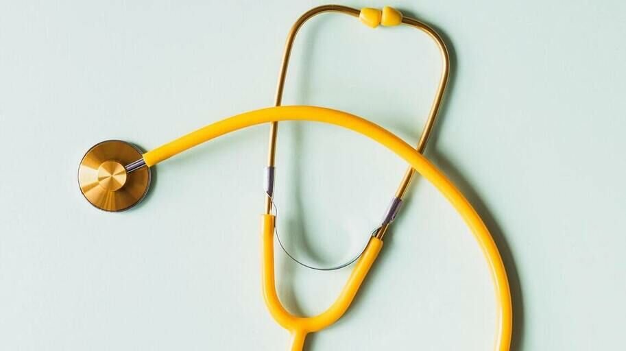 stetoskop ile essentia sağlık kalp muayenesi