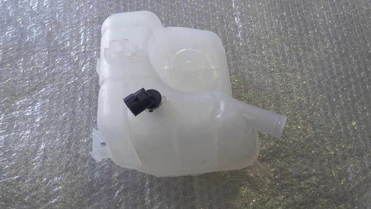 gm opel insignia radyator su deposu
