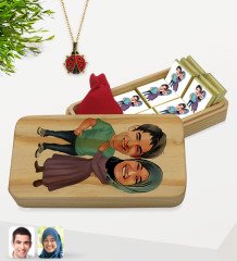 Kişiye Özel Sevgililer Karikatürlü Dikdörtgen Tasarım Ahşap Kutuda 12li Madlen Çikolata ve İsimli Açılan Uğur Böceği Kolye Hediye Seti-61