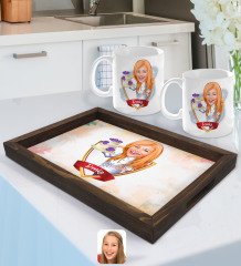 Kişiye Özel İsimli Kadın Chef Karikatürlü Doğal Ahşap Tepsi ve 2âli Kupa Bardak Seti-2