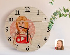 Kişiye Özel Kadın Youtuber Karikatürlü Otantik Ahşap Palet Saat-1